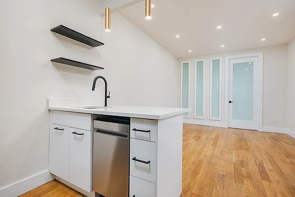 Rented by Space Link Realty | media 2