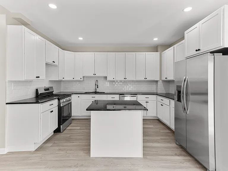 6037 Crane St — Photo 3