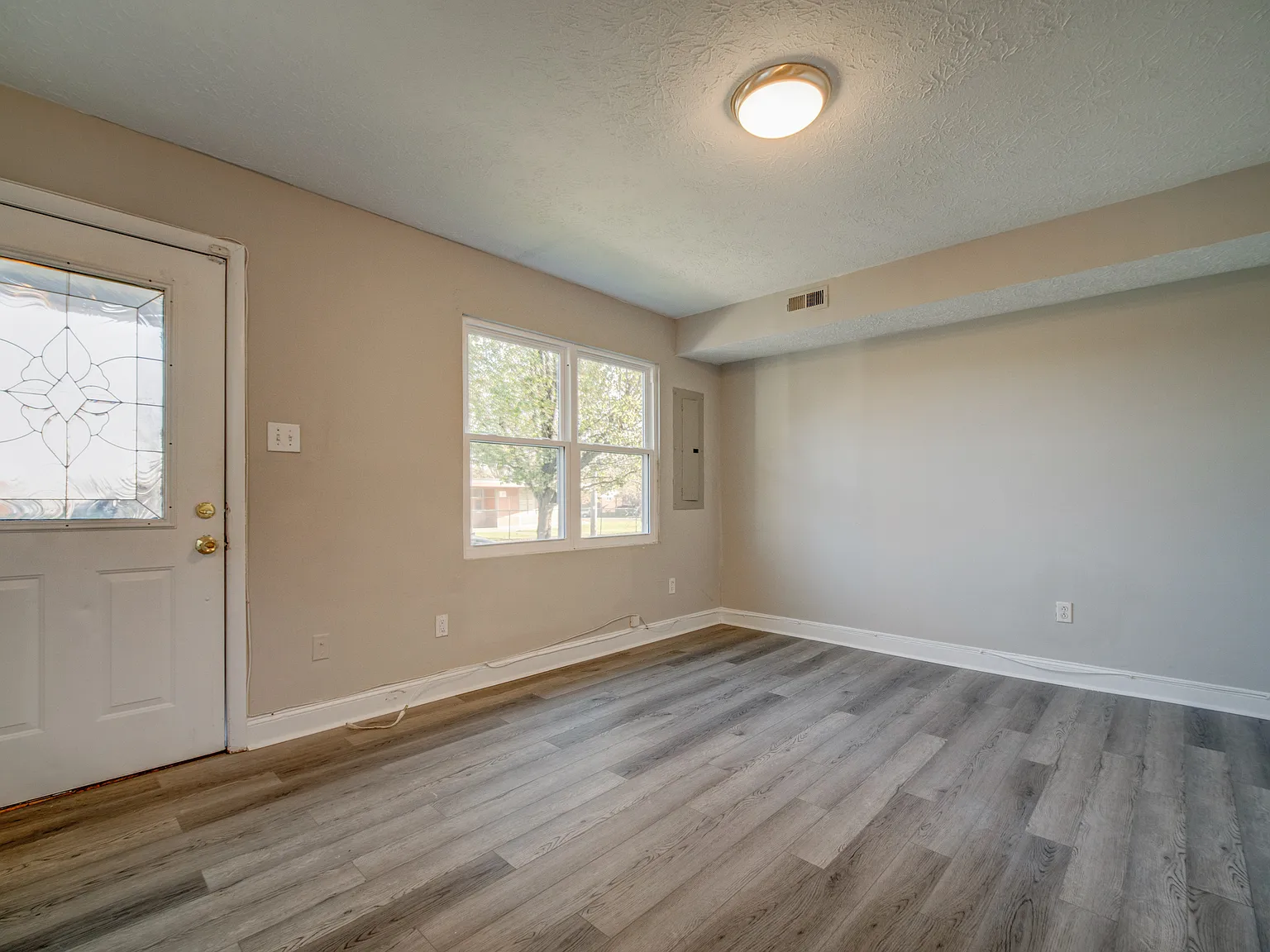 2 bed, 969 sqft, $1,464 — Photo 2