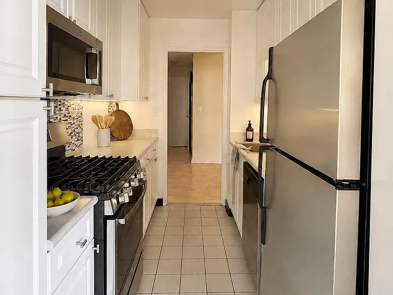 245 E 19th St #9D — Photo 8