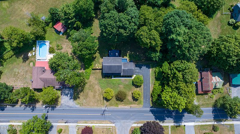 3rd image of 1005 E River Drive