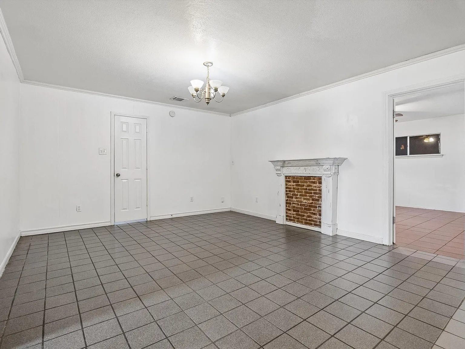 4 bed, 2.5 bath, 2510 sqft, $2,400 — Photo 4