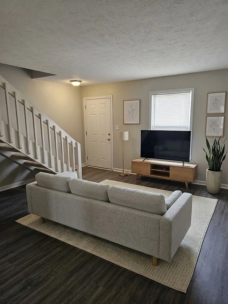 2 bed, 1.5 bath, 960 sqft, $1,149 — Photo 2