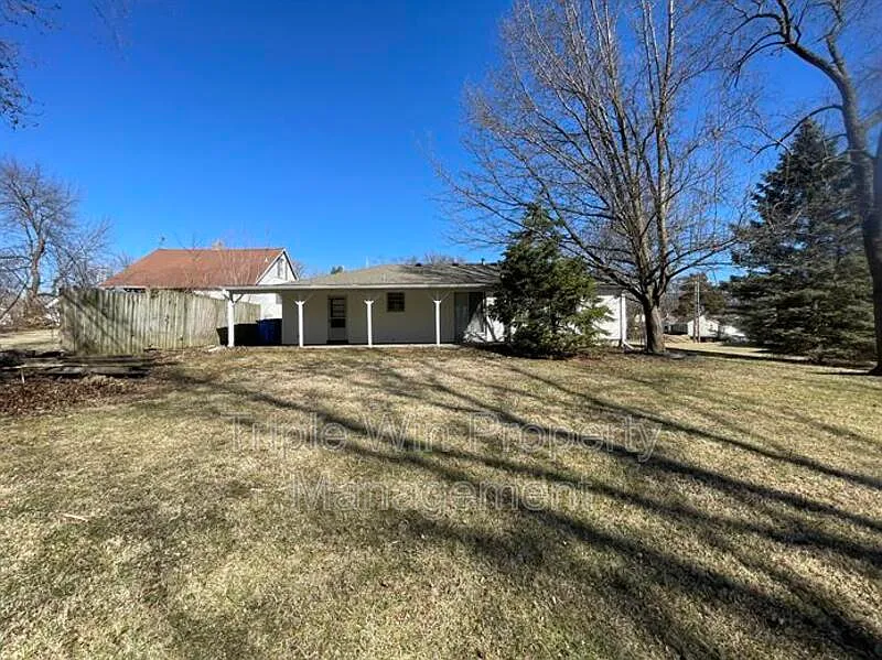 3 bed, 1.0 bath, 1274 sqft, $1,600 — Photo 4