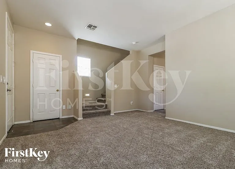 15427 W Canterbury Dr — Photo 3