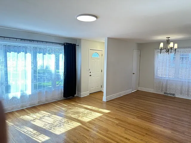 5439 N Normandy Ave — Photo 2