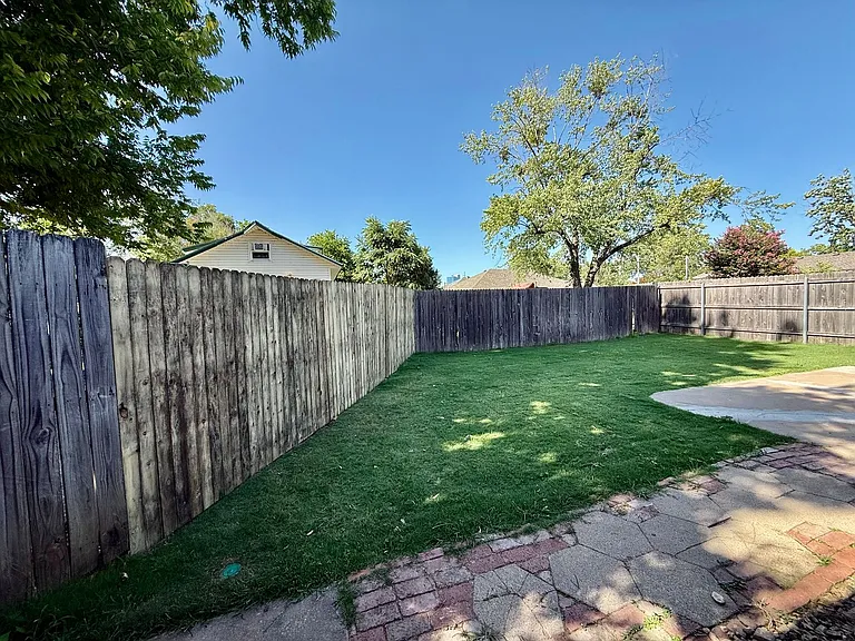 137 E K Pl — Photo 13