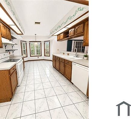 4th image of 1156 Pilgrim Ave