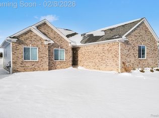 1462 Woodlake Ln, Grand Blanc, MI 48439