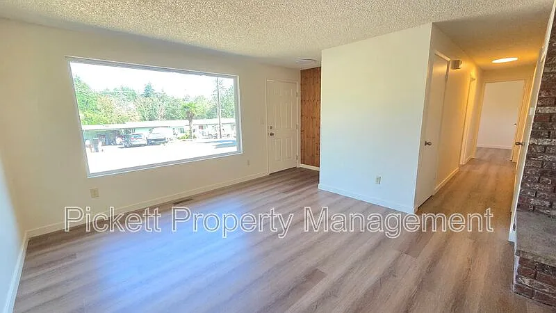 3 bed, 1.0 bath, 988 sqft, $1,995 — Photo 3