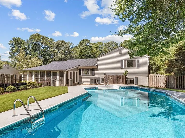 472 Barnesdale Dr — Photo 2