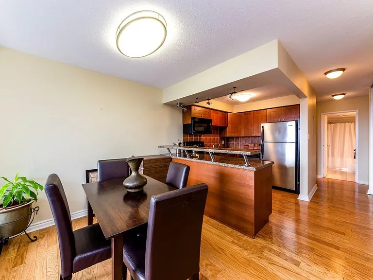 444 Lonsdale Ave — Photo 12