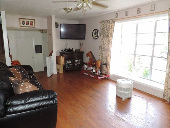 3rd image of 822 Avenue G