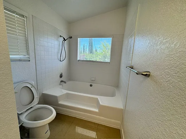 1630 Suffolk Ct — Photo 14