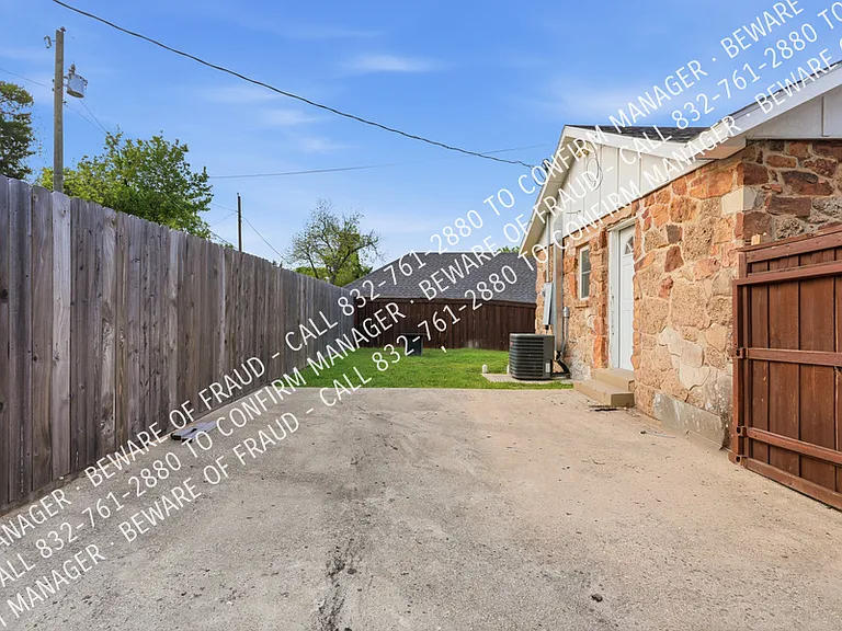 1831 Alabama Ave — Photo 16