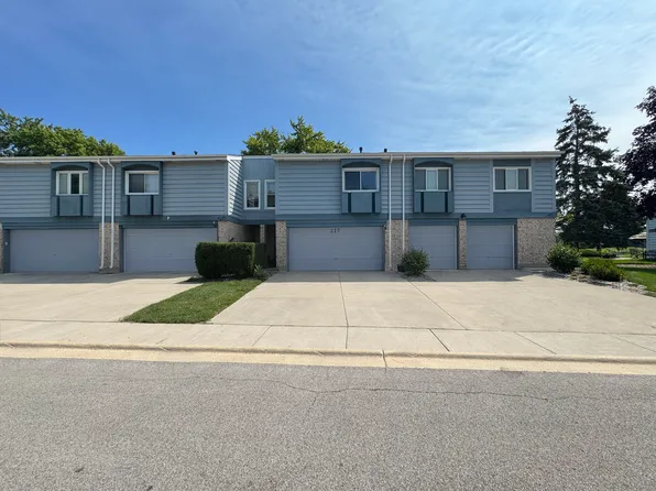 217 Lakeshore Ln, Bloomingdale, IL 60108