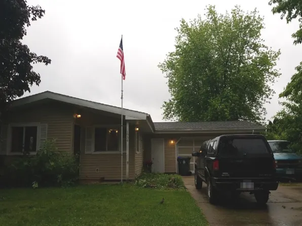 1034 Briar Dr, Iowa City, IA 52240