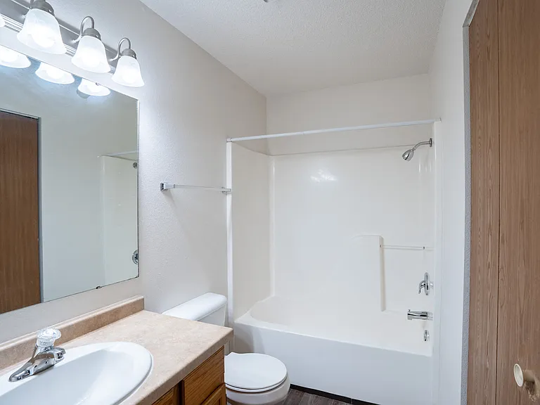 Fargo, ND Prairie Park Apartments | Bathroom