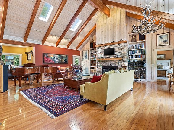 32nd image of 1319 Licklog Hollow Rd
