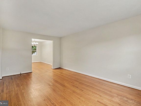 3rd image of 1022 Vernon St