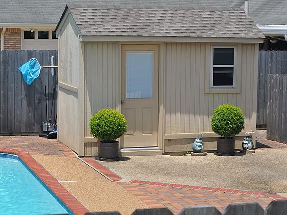 Pool house with working 1/2 bath