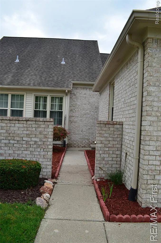 2 bed, 2.0 bath, 1382 sqft, $2,200 — Photo 2