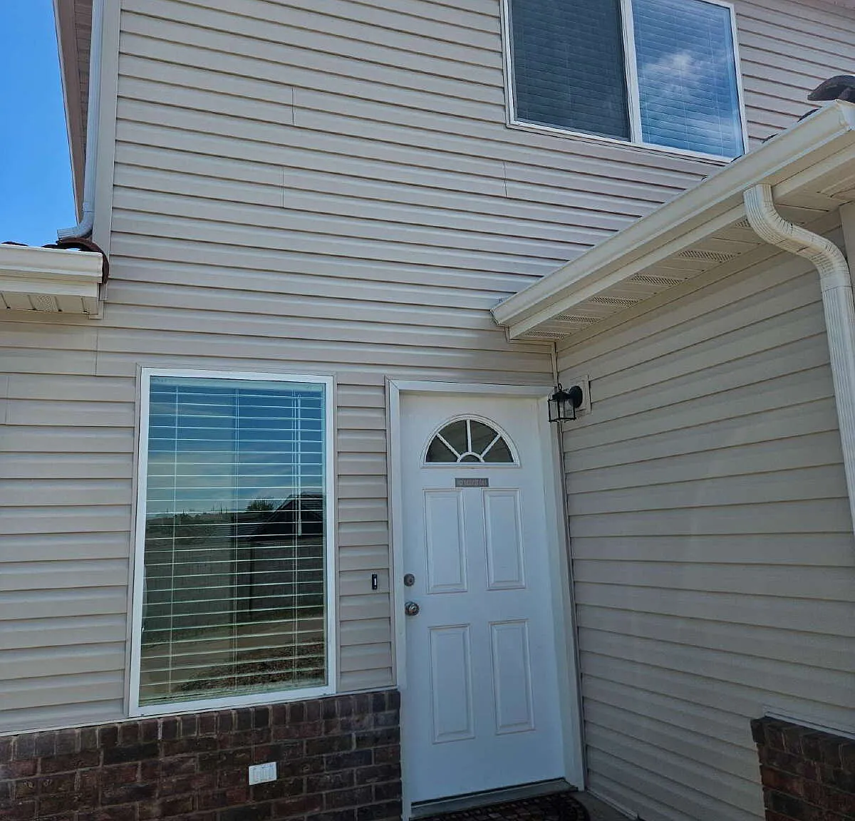 3 bed, 2.0 bath, 1300 sqft, $1,675 — Photo 3