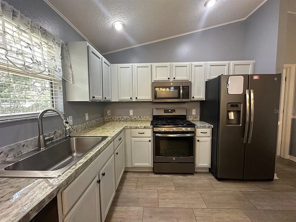 3 bed, 2.0 bath, 1392 sqft, $2,050 — Photo 4