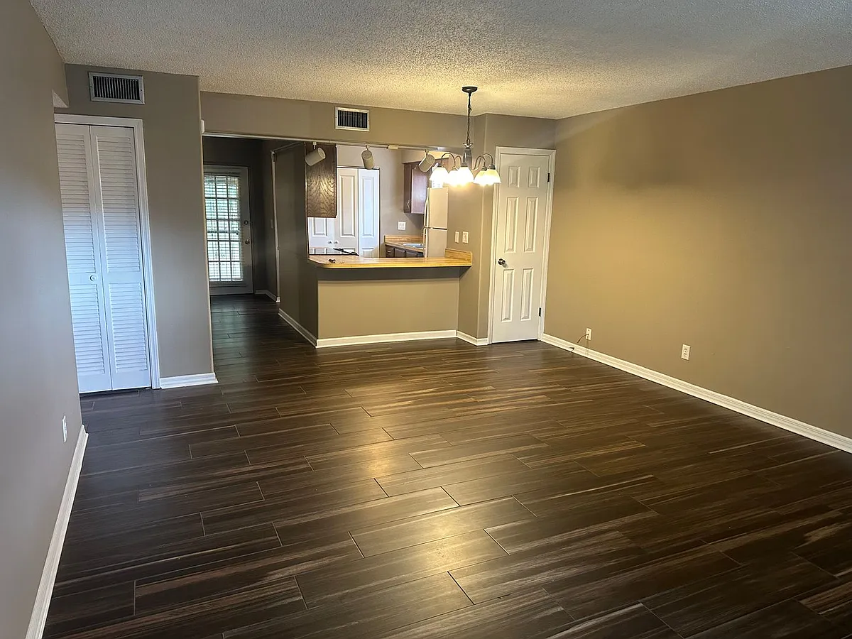 Building Photo - 643 W Oak Terrace Dr #B