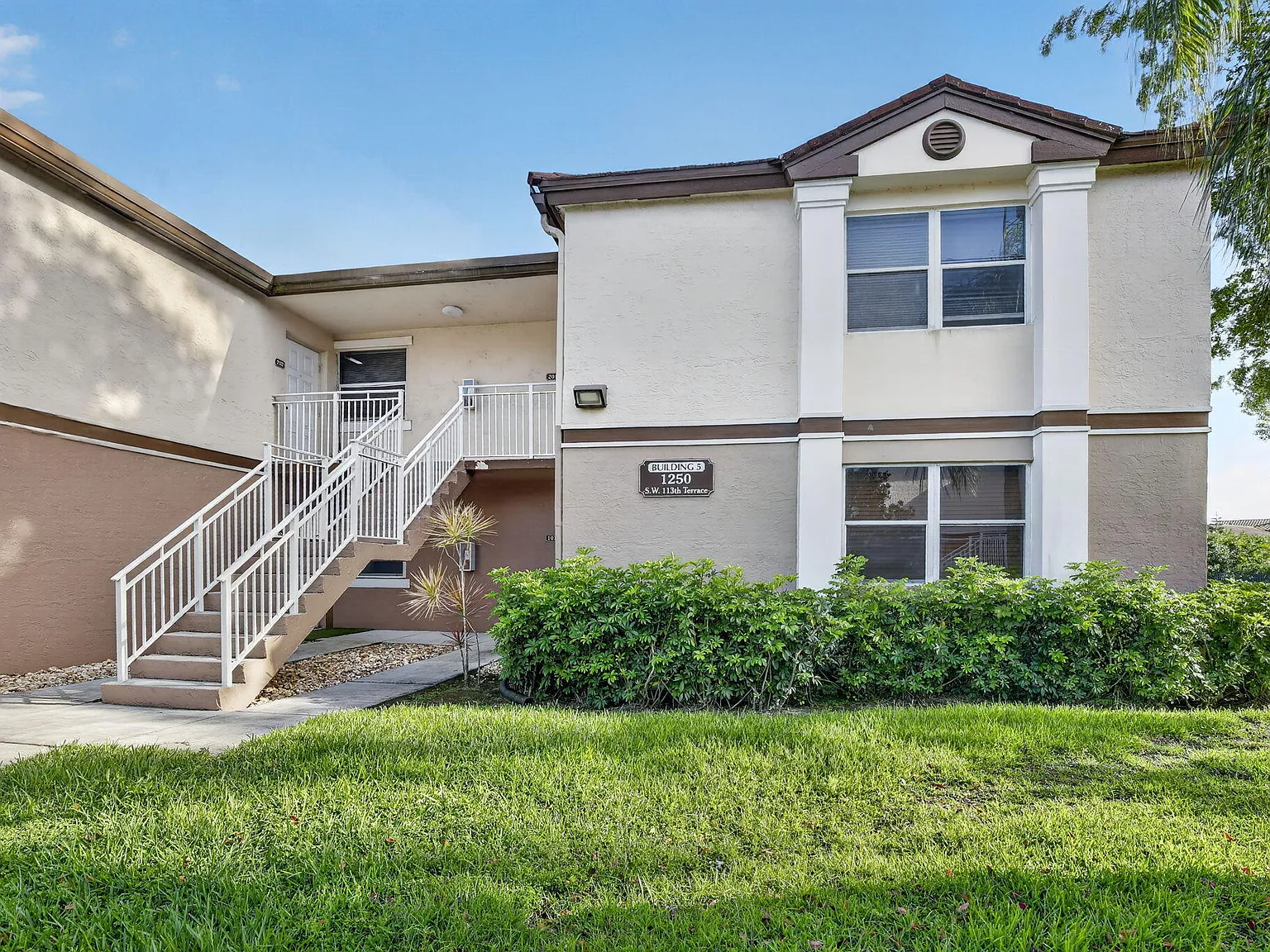 1 bed, 1.0 bath, 843 sqft, $2,300 — Photo 2