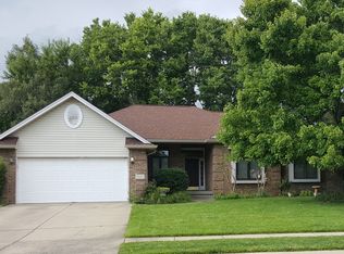 2248 Broadmoor Ln, Columbus, IN 47203