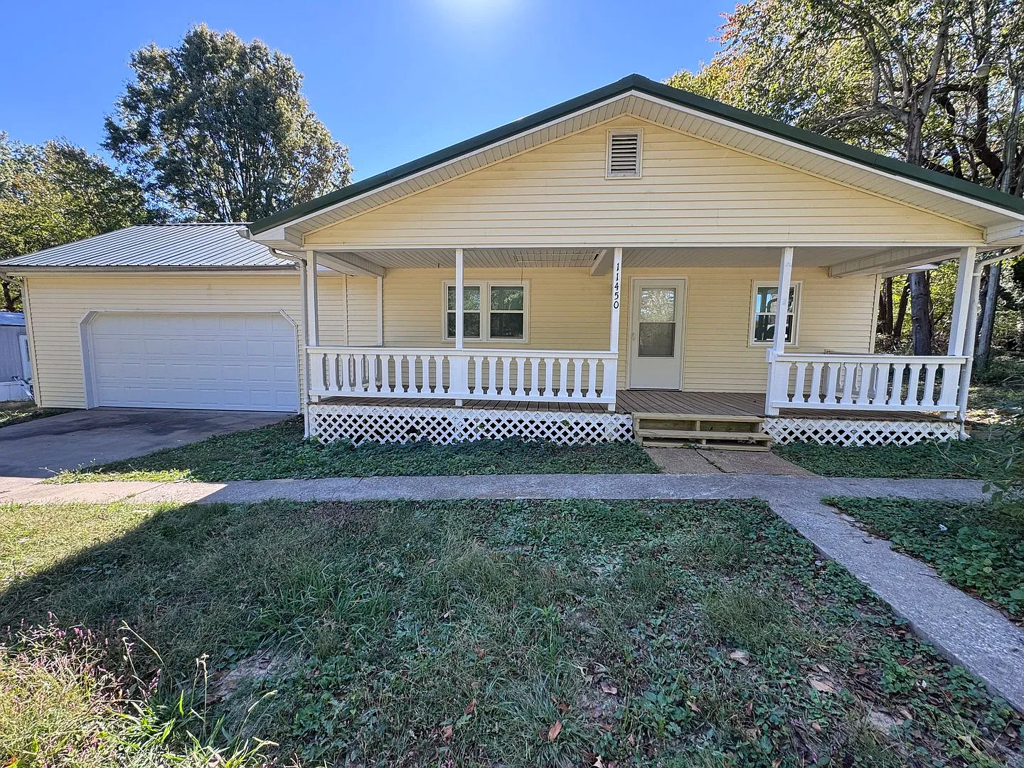 3 bedroom 1.5 bath with Garage — Photo 1