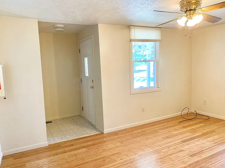 215 W Lorain St — Photo 12
