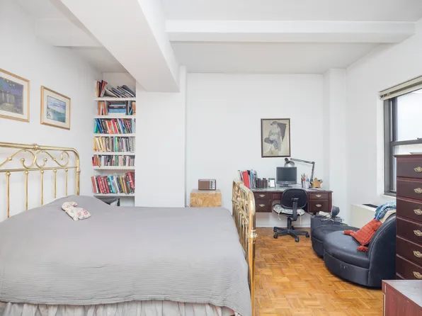 235 East 49th Street 4C image 3 of 12
