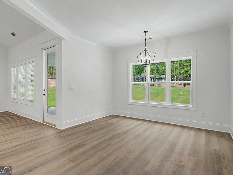 347 Crestwood Rd — Photo 9