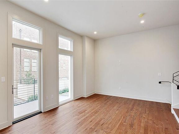 3rd image of 818 Dauphine St Townhouse 101