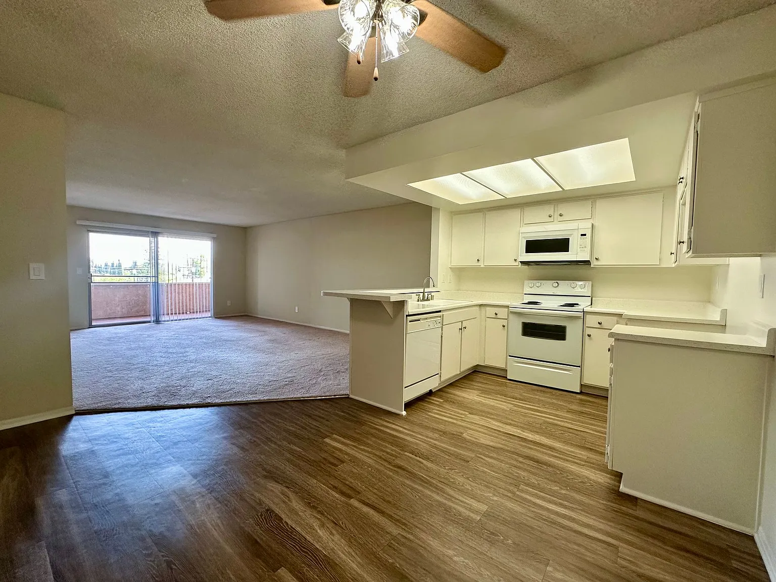 Villa Valencia Apartments — Photo 3