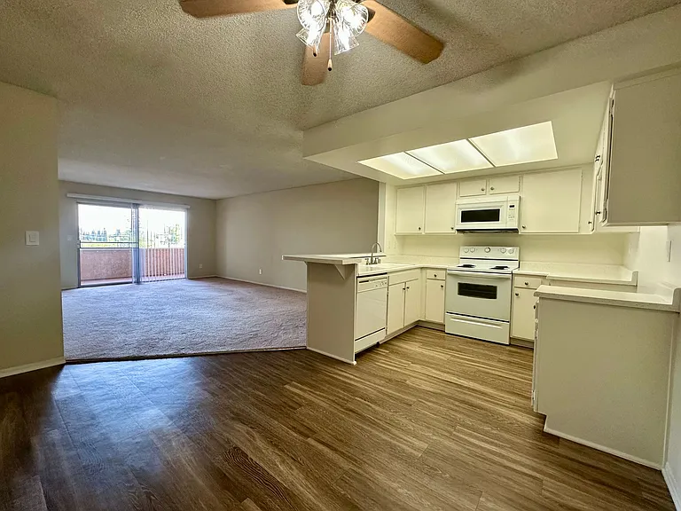 Villa Valencia Apartments — Photo 3