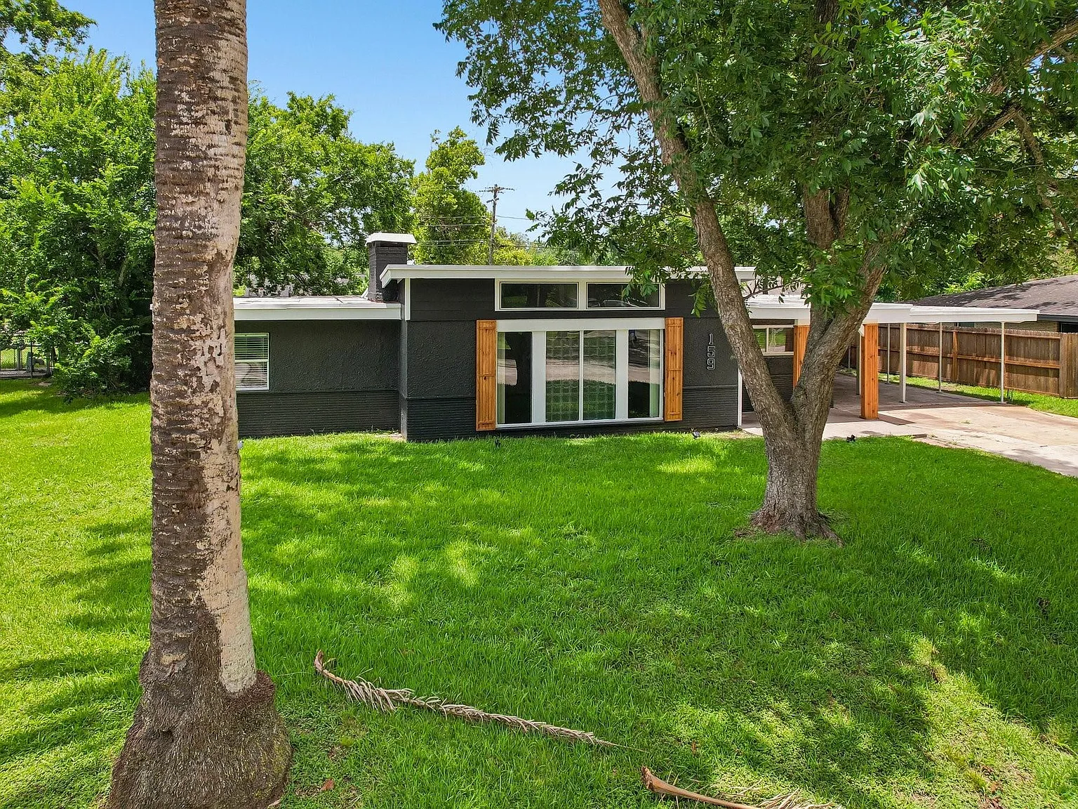 3 bed, 2.0 bath, 1950 sqft, $2,200 — Photo 3