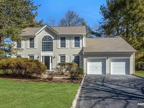 34 Knickerbocker Ln, Old Tappan, NJ 07675