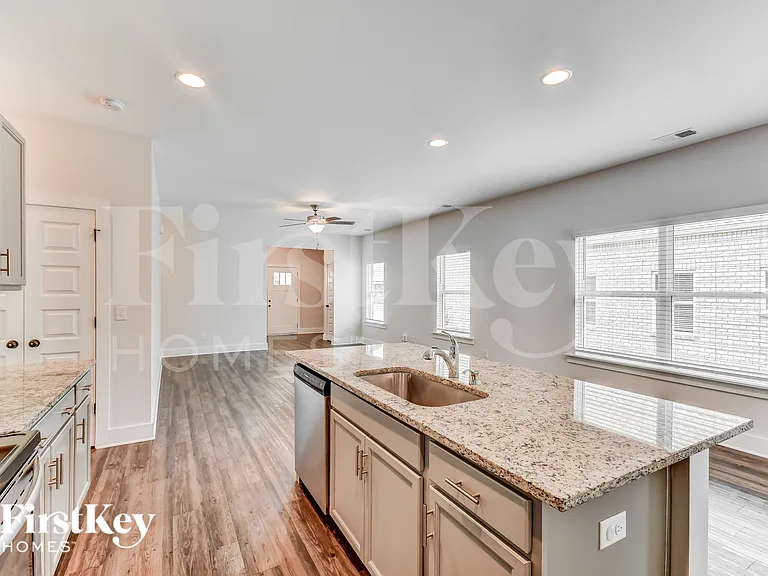 1410 Woodridge Pl — Photo 7