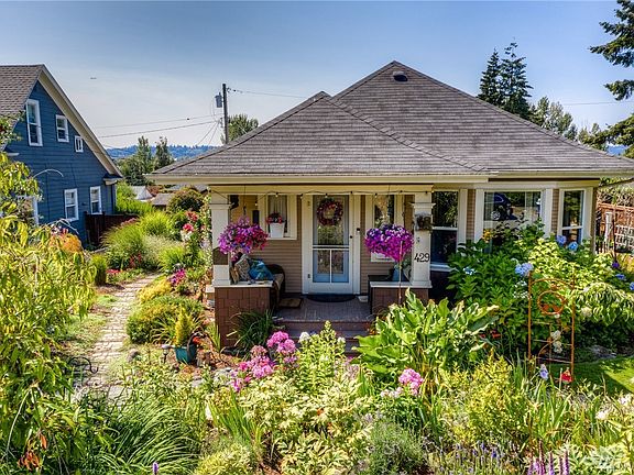 Here's a closer view. The garden has a variety of color so there'll always be something to enchant you!