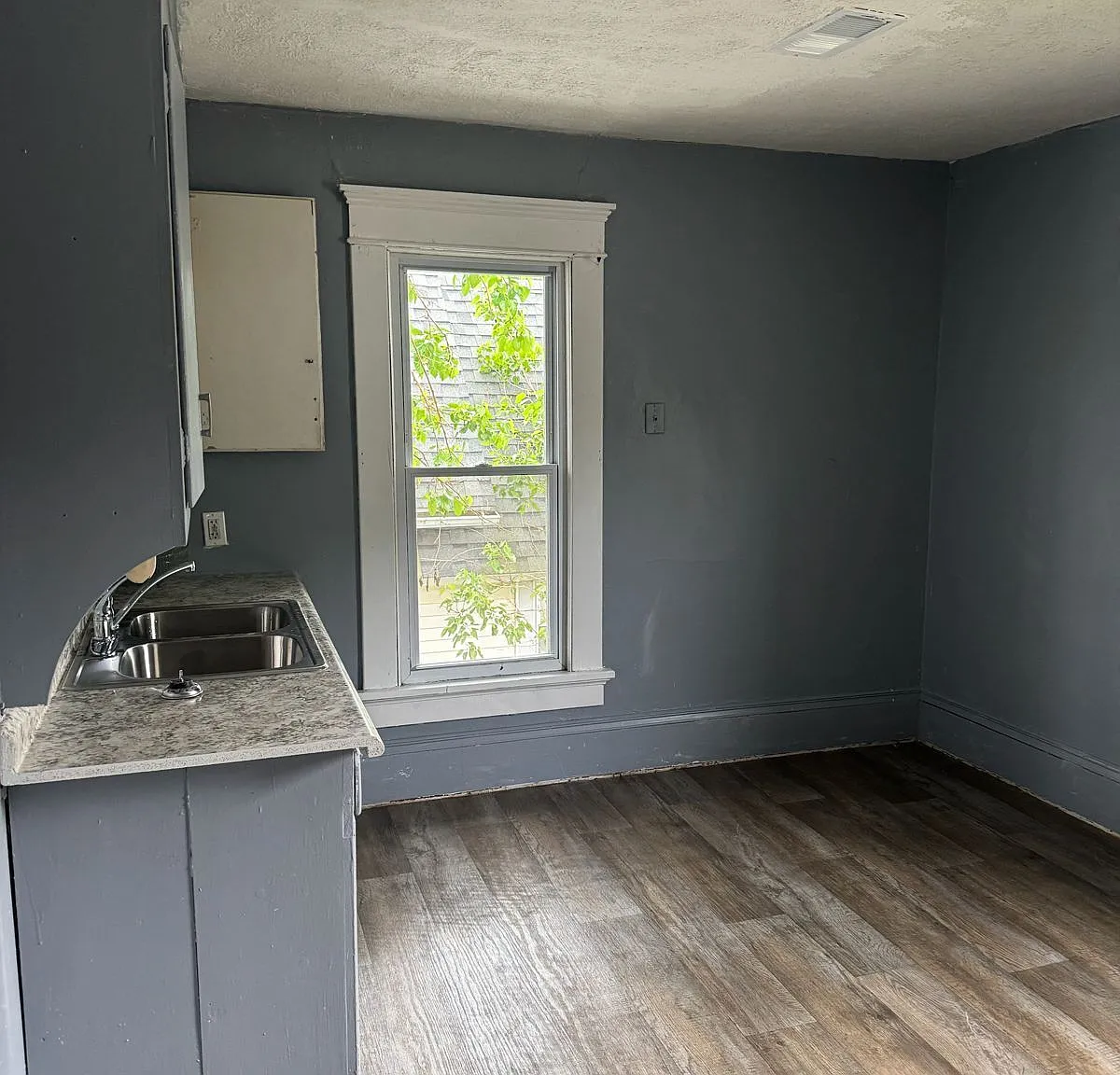 3 bed, 1.0 bath, $850 — Photo 2