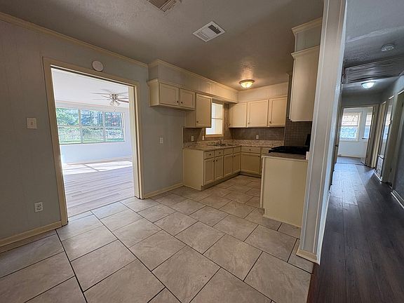 5th image of 629 Woodmont Pl