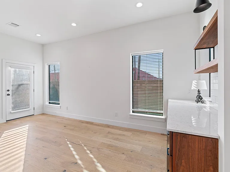 3802 Commerce St — Photo 14