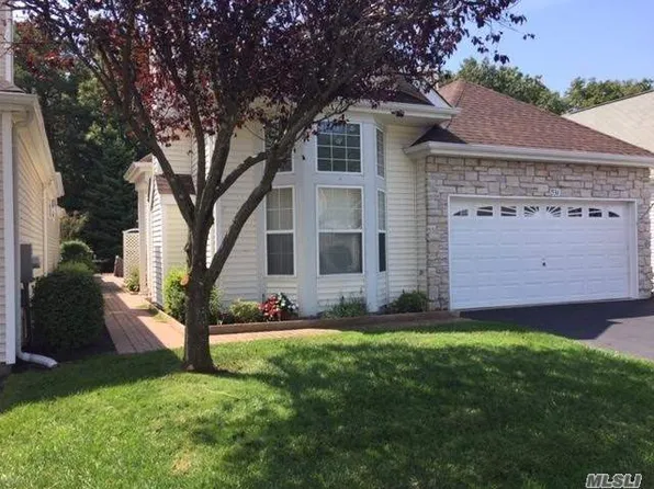 536 Leisure Dr, Ridge, NY 11961