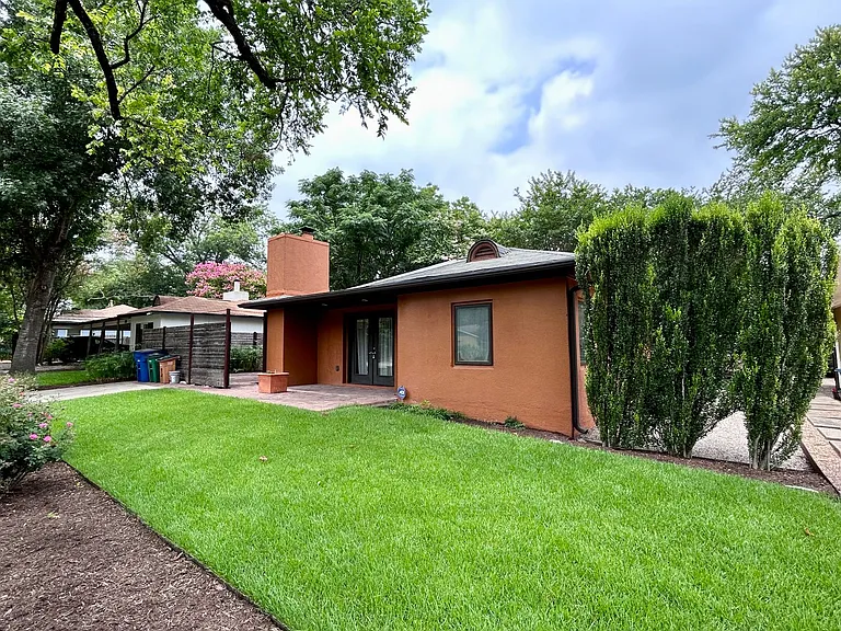 1718 Giles St — Photo 1