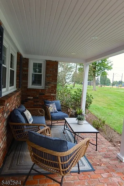4 bed, 2.0 bath, $4,000 — Photo 2