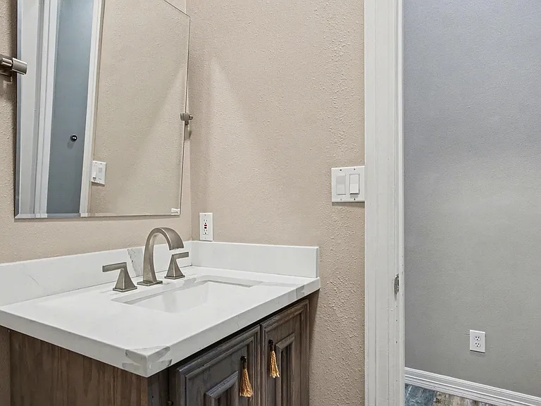 15569 Crown Oaks Dr — Photo 34