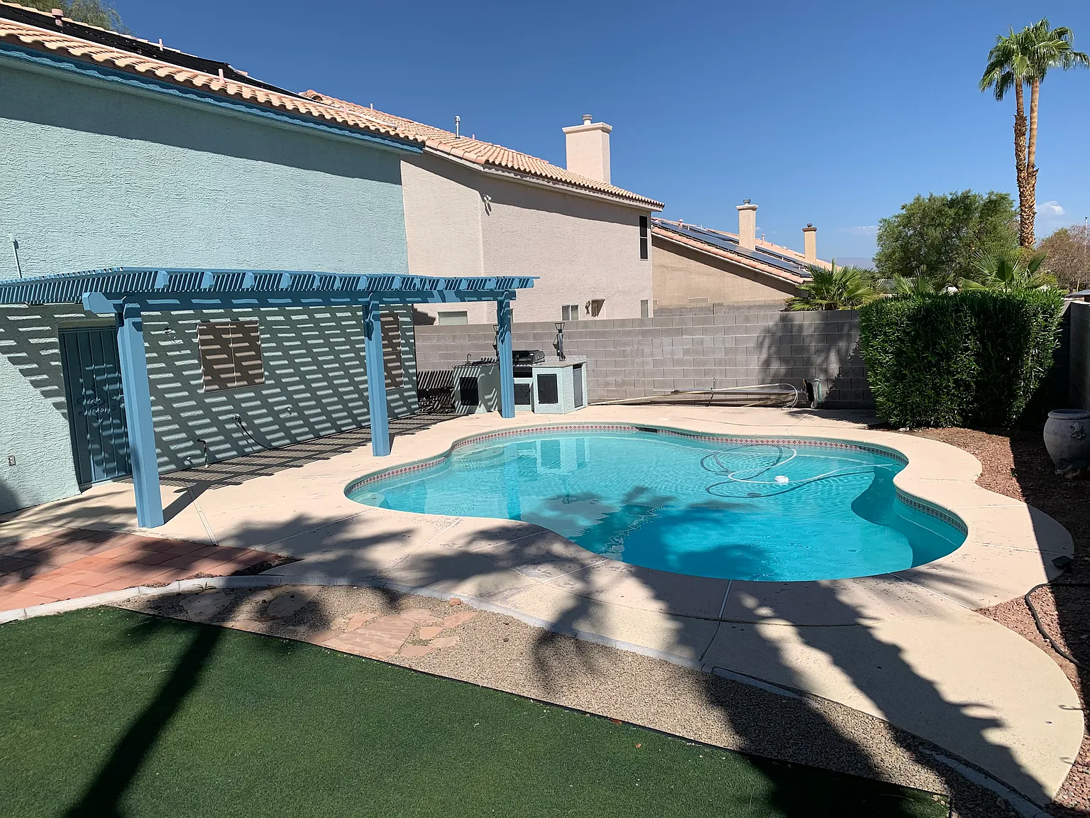 4 bed, 2328 sqft, $3,200 — Photo 2